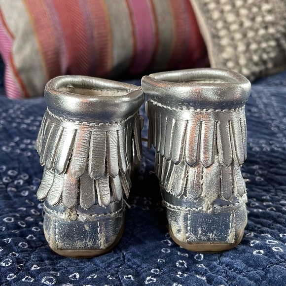 Minnetonka Moccasins Silver Leather Ankle Booties Fringe Zip - Picture 5 of 11